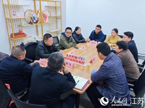 “紅興會客廳”，一場助企紓困協(xié)調(diào)會正在進行。人民網(wǎng) 徐晨曦攝