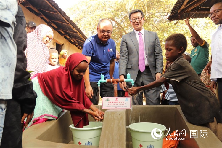 安全供水工程揭牌儀式現(xiàn)場(chǎng)。施亮攝