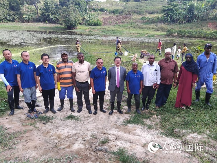 滅螺現(xiàn)場(chǎng)。施亮攝