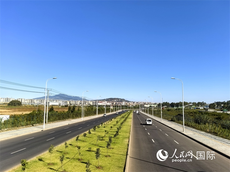 新近完工的埃塞俄比亞卡里提環(huán)線—布爾布拉—克林圖公路遠景。張洪衛(wèi)攝
