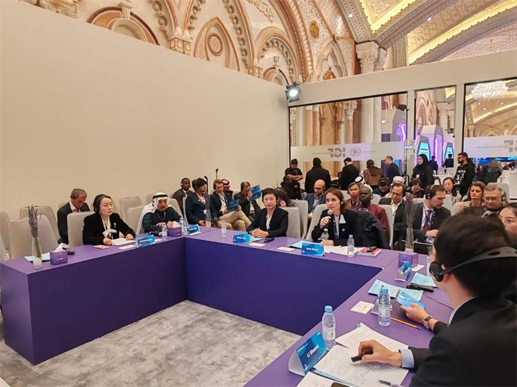 圖為與會代表圍繞主題進行發(fā)言討論。中國傳媒大學供圖。