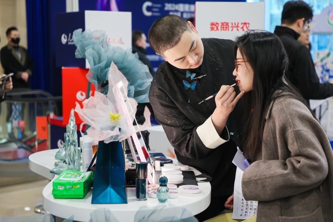 美妝展位化妝師為嘉賓一對一化妝。林文松攝