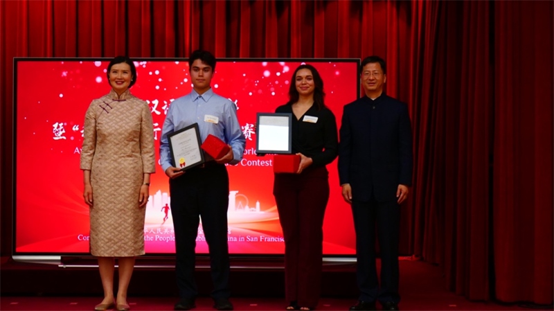 駐舊金山總領事張建敏及其夫人鄭心為選手頒獎。李鑫江攝