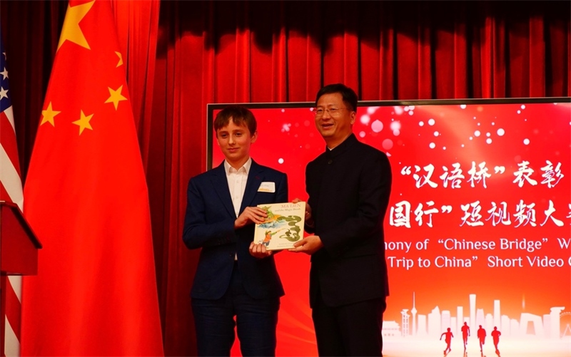 方平山向駐舊金山總領事張建敏贈書。李鑫江攝