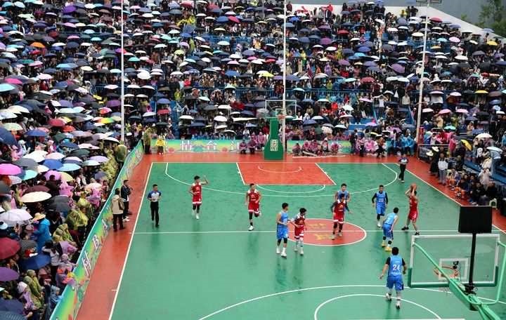 2024年5月1日，人們?cè)谫F州省黔東南苗族侗族自治州臺(tái)江縣臺(tái)盤(pán)鄉(xiāng)臺(tái)盤(pán)村觀看“村BA”球王爭(zhēng)霸賽。 新華社發(fā)（余天英 攝）