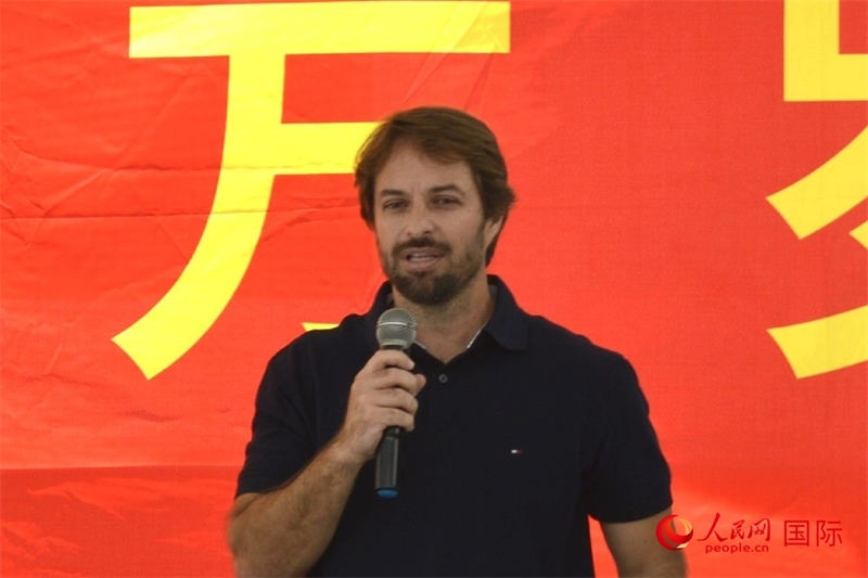 里約州環(huán)境與可持續(xù)發(fā)展廳副廳長費利佩·克魯奇克在捐贈活動上致辭。人民網(wǎng)記者 陳海琪攝