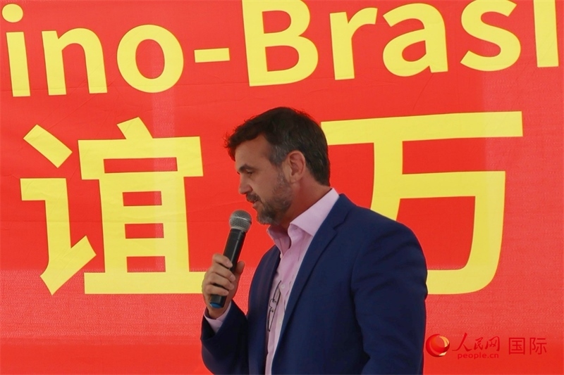 里約州國家環(huán)境研究所所長雷納托·若爾當在捐贈活動上致辭。人民網(wǎng)記者 陳海琪攝