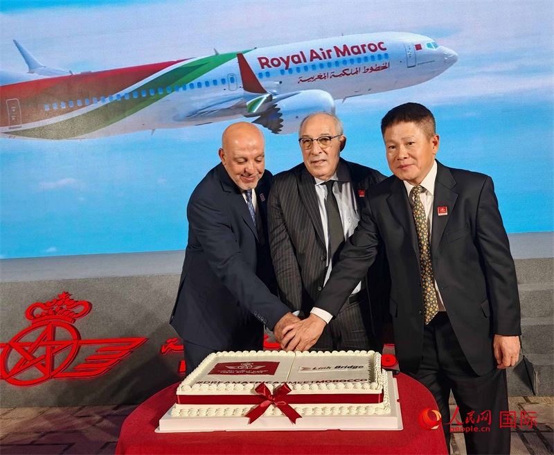 中摩雙方嘉賓共同切蛋糕，慶祝兩國(guó)直飛復(fù)航。人民網(wǎng)記者 李琰攝