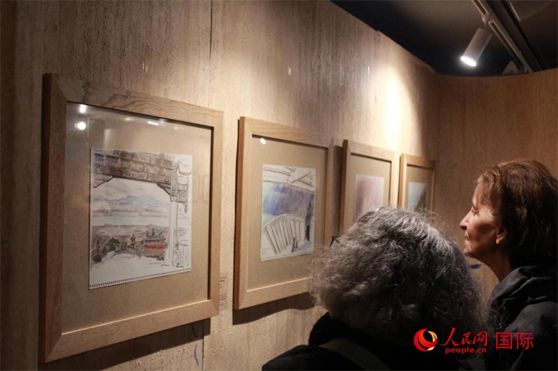 法國觀眾在欣賞展品。人民網(wǎng)記者 尚凱元攝