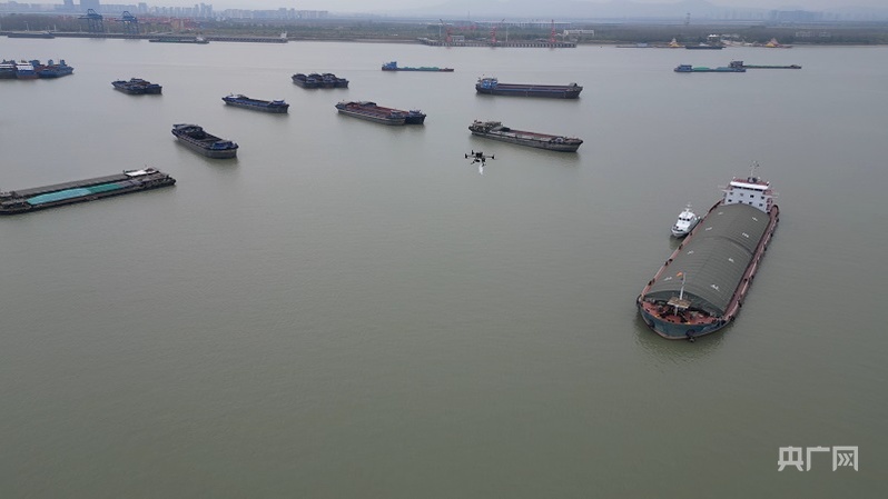 無人機(jī)在給長江船只送貨(央廣網(wǎng)發(fā) 劉劍忠 攝)