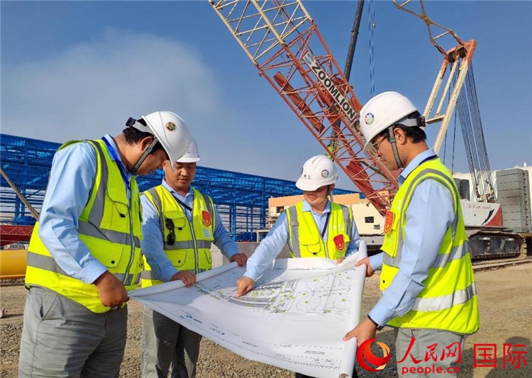 管理團(tuán)隊(duì)現(xiàn)場查看項(xiàng)目進(jìn)展。人民網(wǎng)記者 管克江攝