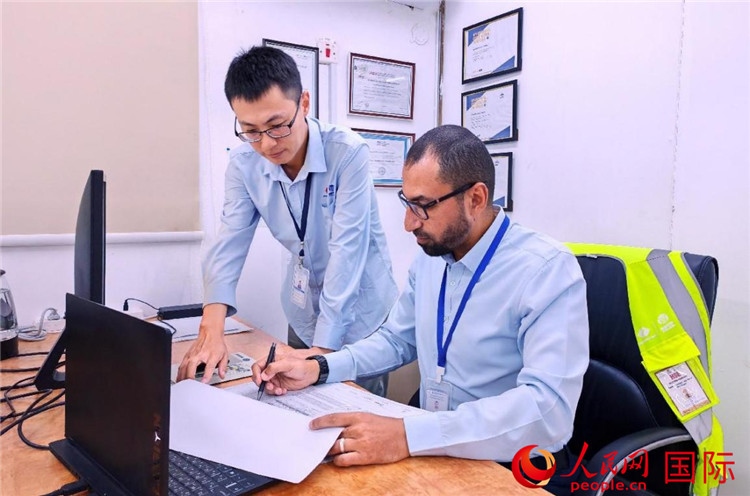 中外員工共同跟進(jìn)項(xiàng)目進(jìn)展。人民網(wǎng)記者 管克江攝