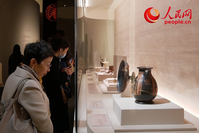 11月13日，觀眾正在國博參觀“美的多元——古希臘的藝術(shù)與生活”展。人民網(wǎng)記者 韋衍行攝