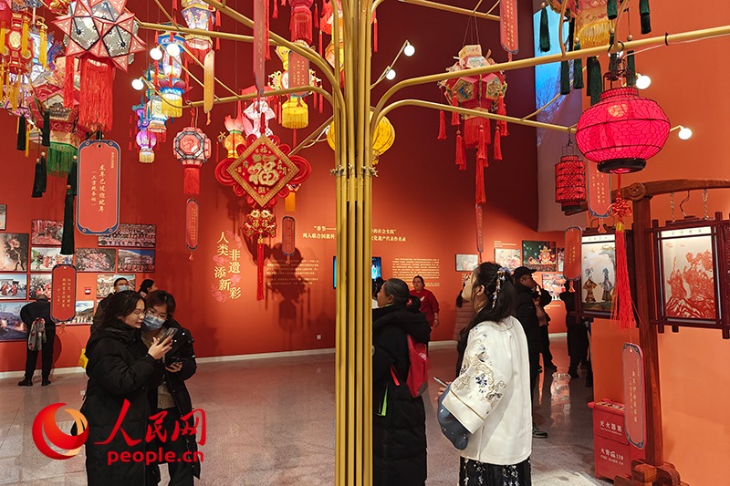 12月21日，觀眾正在參觀“過年——春節(jié)主題展”。人民網(wǎng)記者 韋衍行攝