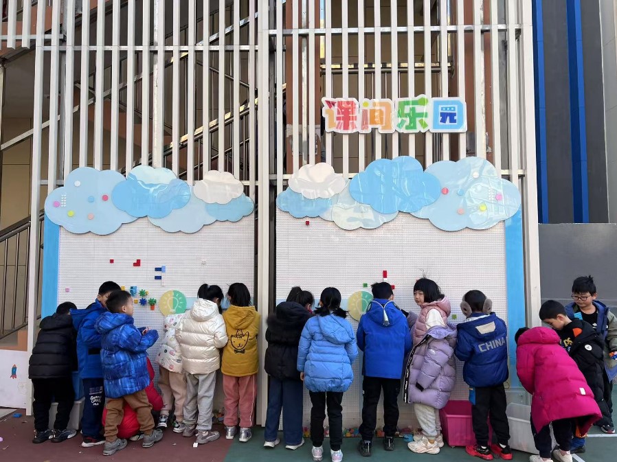 學生們在課間樂園玩拼圖。人民網(wǎng) 白炅攝