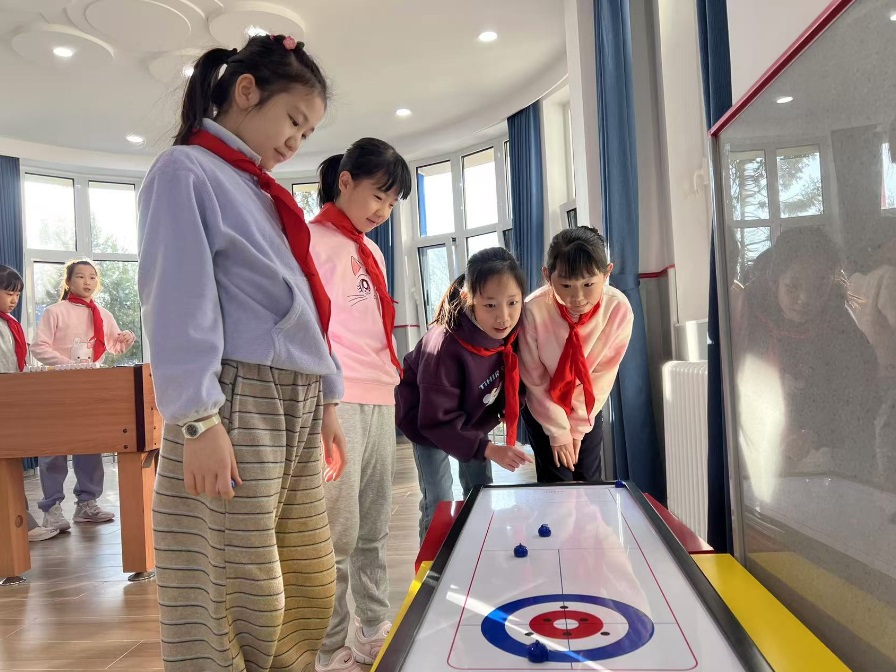 學生們在少先隊大廳進行課間活動。人民網(wǎng) 白炅攝