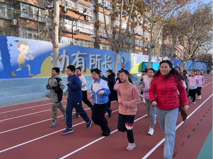 學生們在班主任陪同下跑步。人民網(wǎng) 白炅攝