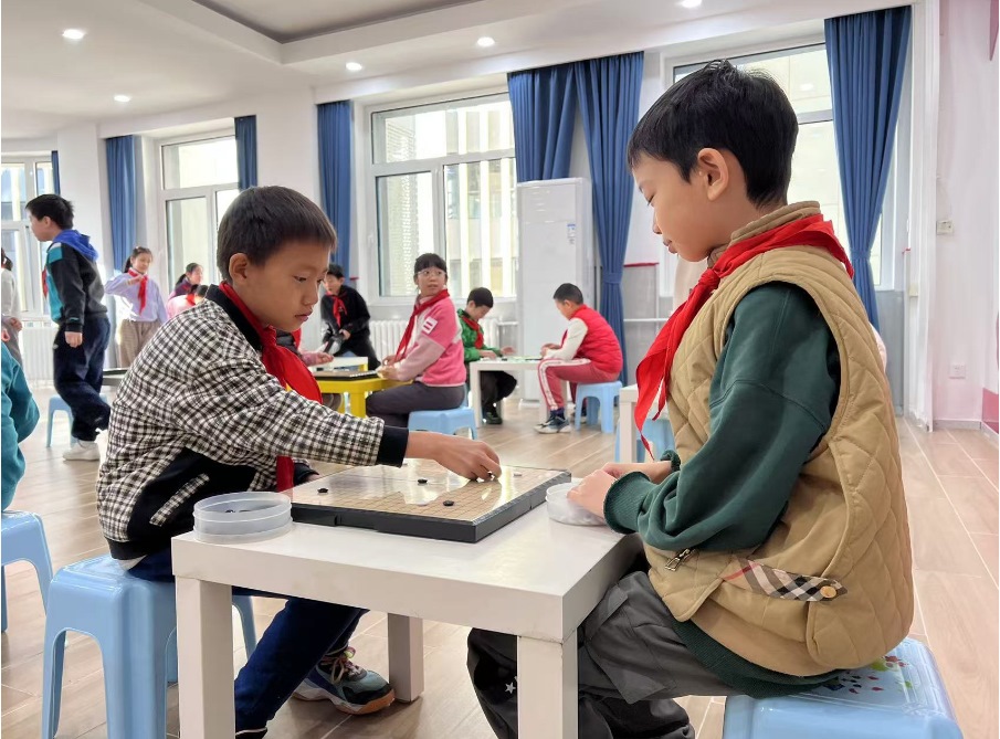 學生們在少先隊大廳下圍棋。人民網(wǎng) 白炅攝