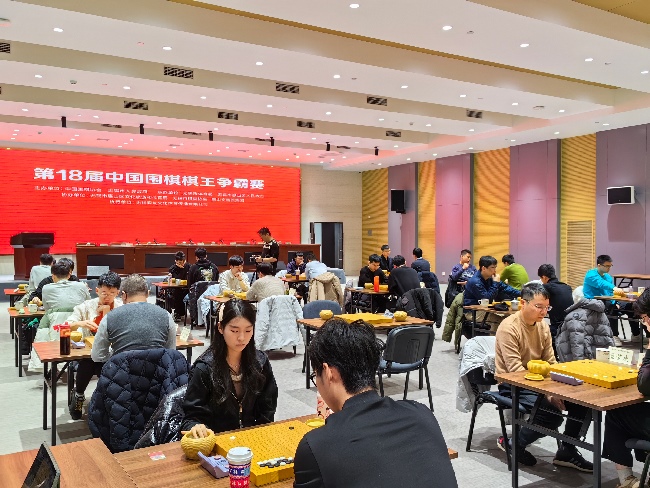 棋手在比賽中。人民網(wǎng)記者 李乃妍攝