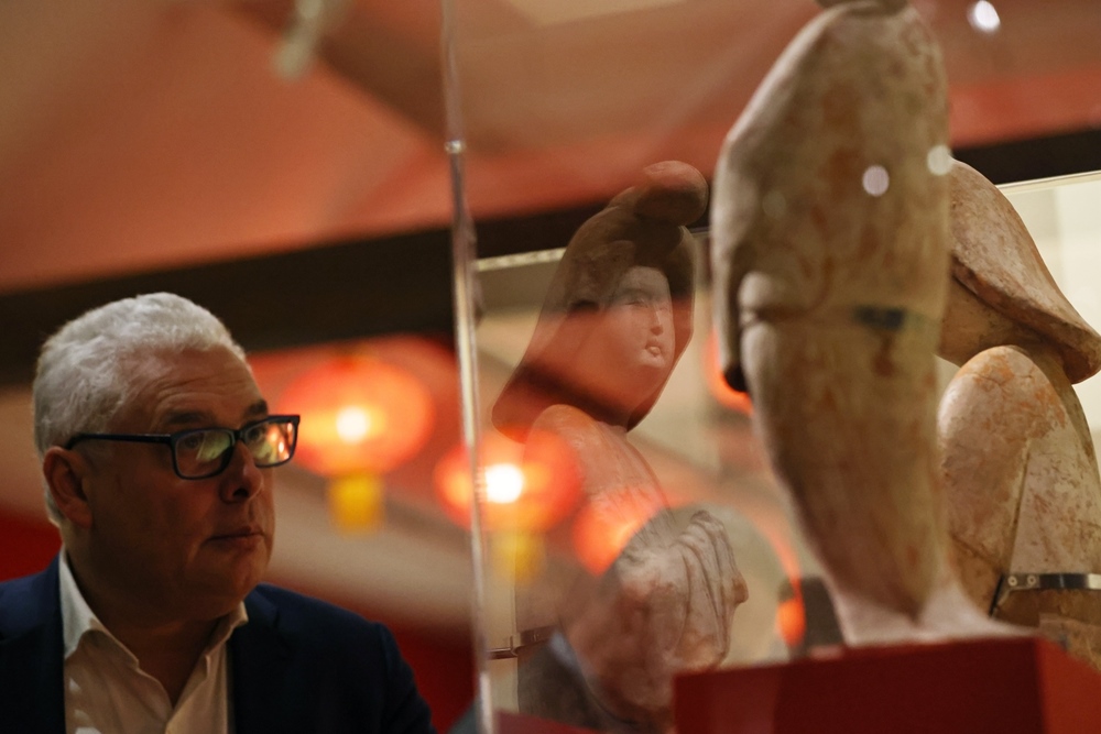 2024年11月18日，在位于法國巴黎的吉美國立亞洲藝術(shù)博物館，一名觀眾參觀“中國·唐——一個(gè)多元開放的朝代（7至10世紀(jì)）”展覽。新華社記者 高靜 攝