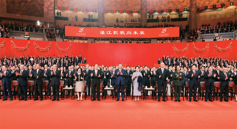 2024年12月19日晚，慶祝澳門(mén)回歸祖國(guó)25周年文藝晚會(huì)在澳門(mén)東亞運(yùn)動(dòng)會(huì)體育館舉行。中共中央總書(shū)記、國(guó)家主席、中央軍委主席習(xí)近平觀看演出。晚會(huì)最后，習(xí)近平同全場(chǎng)觀眾一起高唱《歌唱祖國(guó)》。 新華社記者 丁林/攝