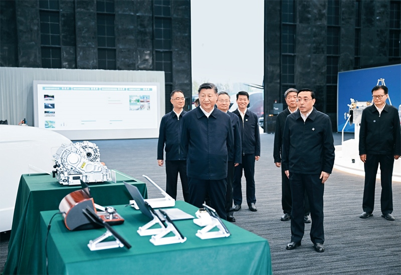 2024年10月17日至18日，中共中央總書(shū)記、國(guó)家主席、中央軍委主席習(xí)近平在安徽考察。這是17日下午，習(xí)近平在合肥濱湖科學(xué)城察看安徽省重大科技創(chuàng)新成果集中展示。 新華社記者 謝環(huán)馳/攝