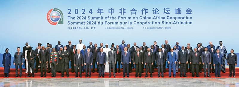 2024年9月5日上午，國(guó)家主席習(xí)近平在北京人民大會(huì)堂出席中非合作論壇北京峰會(huì)開(kāi)幕式并發(fā)表主旨講話。這是開(kāi)幕式前，習(xí)近平同出席峰會(huì)的外方領(lǐng)導(dǎo)人集體合影。 新華社記者 饒愛(ài)民/攝