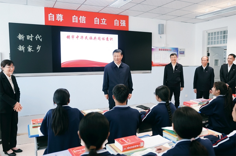 2024年6月18日至19日，中共中央總書(shū)記、國(guó)家主席、中央軍委主席習(xí)近平在青?？疾臁＿@是18日下午，習(xí)近平在果洛西寧民族中學(xué)高一（1）班觀摩“新時(shí)代、新家鄉(xiāng)”主題思政課。 新華社記者 鞠鵬/攝