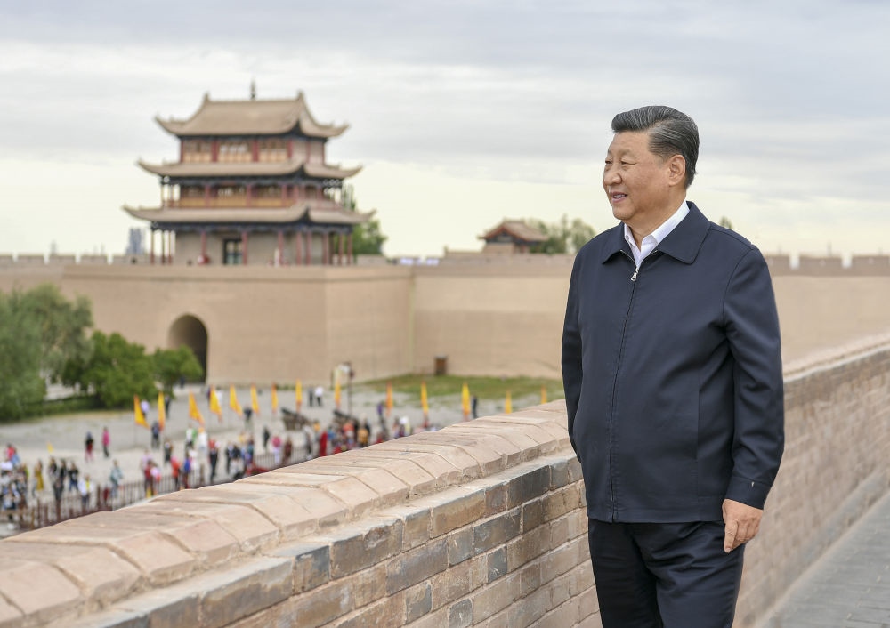 2019年8月20日上午，習(xí)近平總書記來到嘉峪關(guān)關(guān)城，登上城樓察看關(guān)城整體面貌，聽取河西走廊長城、關(guān)隘歷史文化情況介紹。新華社記者 謝環(huán)馳 攝