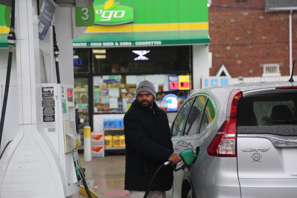 2024年12月11日，一名男子在美國(guó)紐約一處加油站加油。新華社記者劉亞南 攝