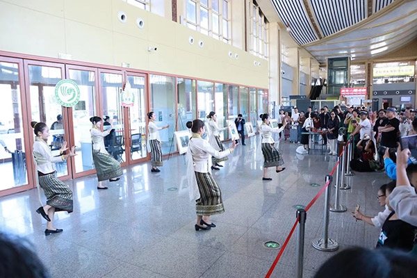 演員在中老鐵路瑯勃拉邦車站表演節(jié)目。蓬屏攝