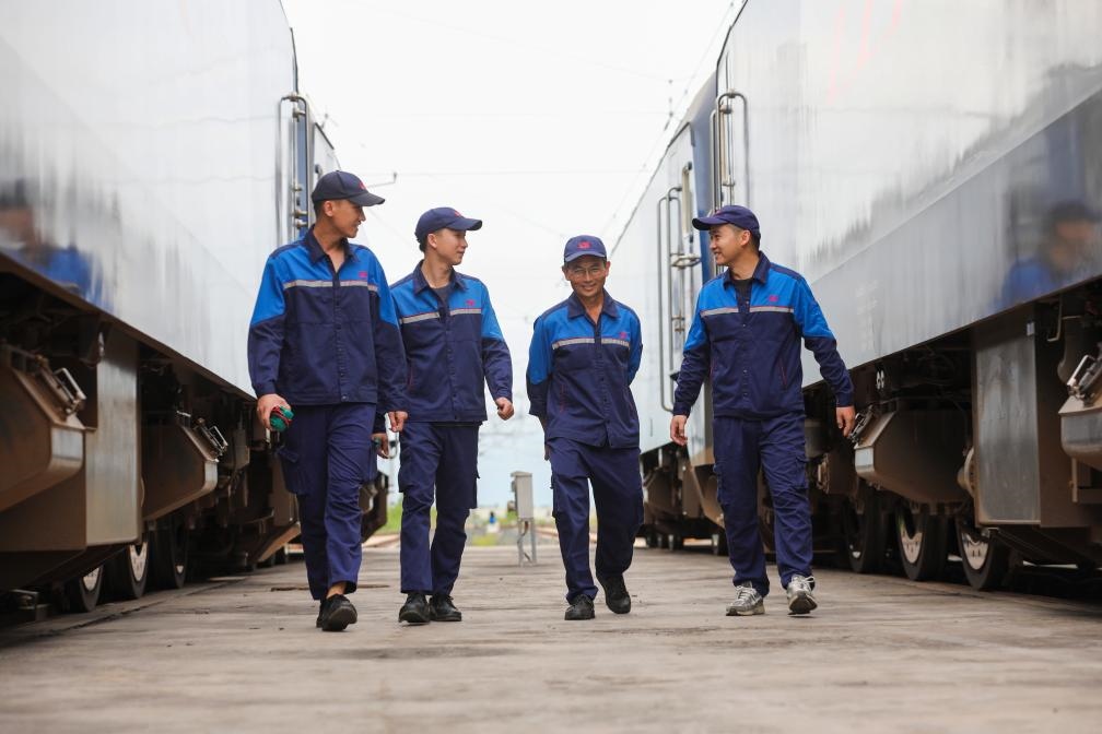 2024年9月9日，來(lái)自中國(guó)、老撾的師徒4人在中老鐵路萬(wàn)象運(yùn)營(yíng)管理中心的機(jī)車檢修庫(kù)內(nèi)。新華社發(fā)（楊永全攝）