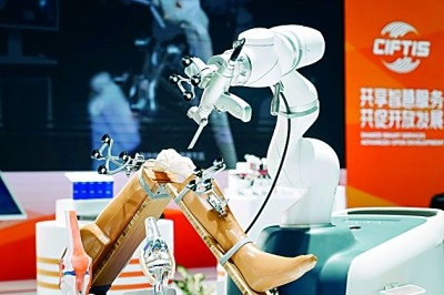 2024年中國(guó)國(guó)際服務(wù)貿(mào)易交易會(huì)上展出的人工智能骨科手術(shù)機(jī)器人。新華社發(fā)