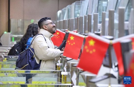 1月2日，國外旅客通過大興機場邊檢站入境。新華社記者 李欣 攝
