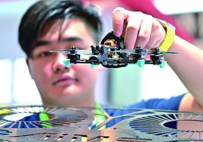 在首屆晉江科技成果轉(zhuǎn)化對接洽談會智能裝備展位，工作人員在展示無人機(jī)研究成果。新華社發(fā)