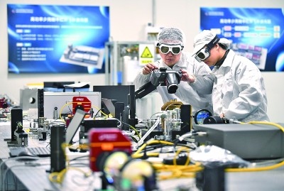 科研人員在中國科學(xué)院西安光學(xué)精密機(jī)械研究所阿秒科學(xué)與技術(shù)研究中心做實(shí)驗(yàn)。新華社發(fā)