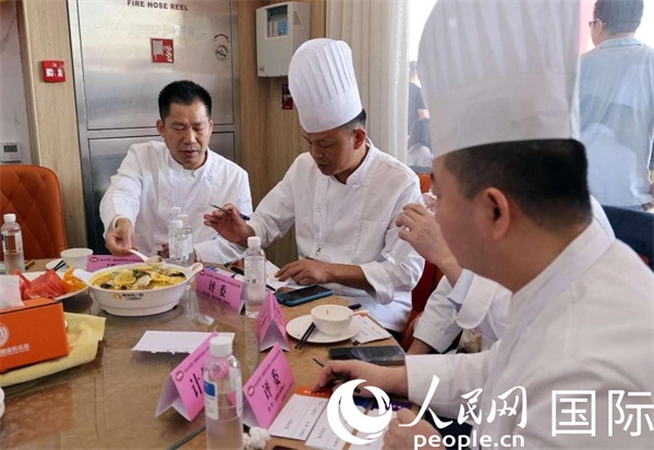 評委正在品嘗菜品并打分。人民網(wǎng)記者 管克江攝