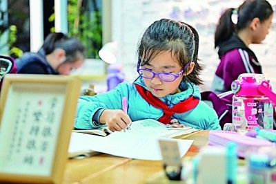 在河南洛陽市澗西區(qū)長安路街道長安路二社區(qū)共享自習(xí)室內(nèi)，孩子們在學(xué)習(xí)。李衛(wèi)超攝/光明圖片