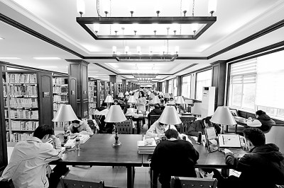 重慶大學圖書館，大學生們正在讀書學習。孫凱芳攝/光明圖片
