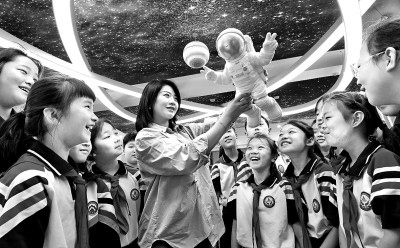 河北省邯鄲市邯山區(qū)實(shí)驗(yàn)小學(xué)老師向?qū)W生們介紹航空航天知識(shí)。郝群英攝/光明圖片