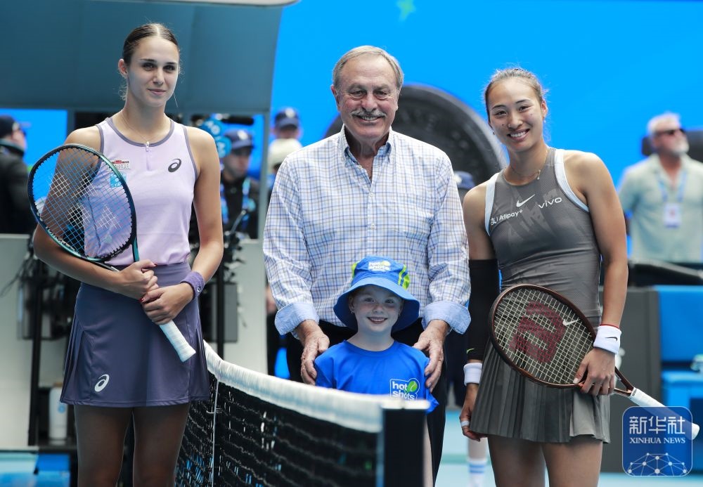 ↑鄭欽文（右）、托多尼（左）在比賽前與澳大利亞網(wǎng)球名將約翰·紐康姆合影。新華社記者 馬平 攝