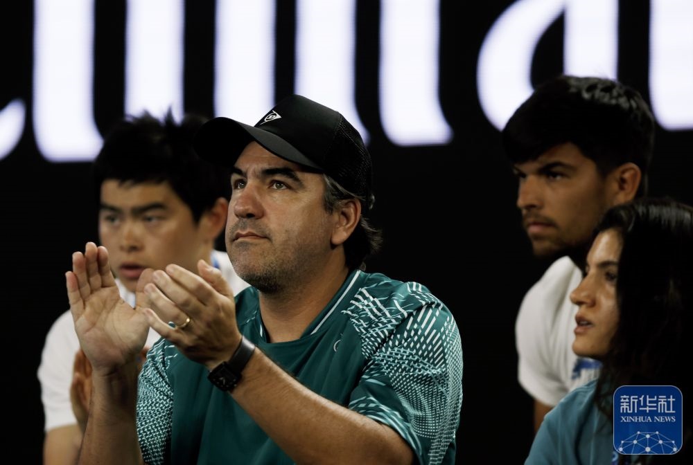 ↑鄭欽文的教練丹特·博蒂尼（中）在場邊觀賽。新華社記者 馬平 攝