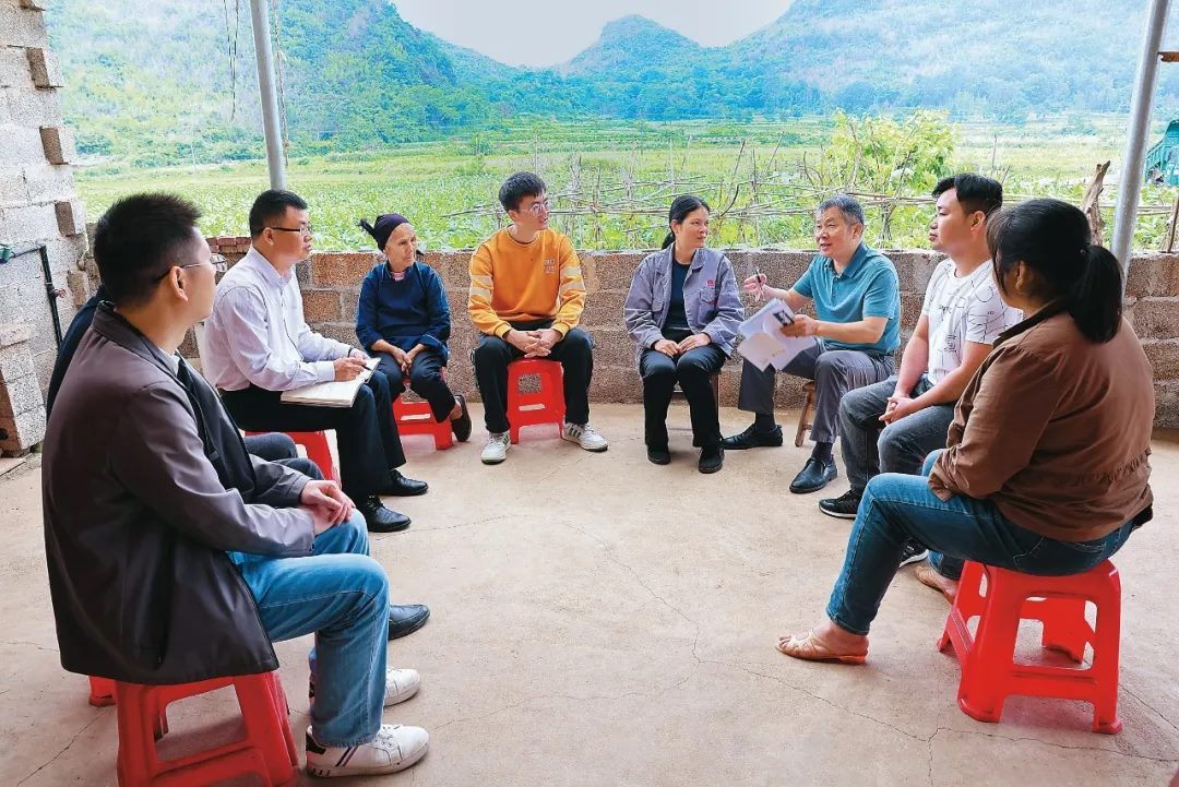 △法學會法律咨詢專家等入戶走訪、調解糾紛。