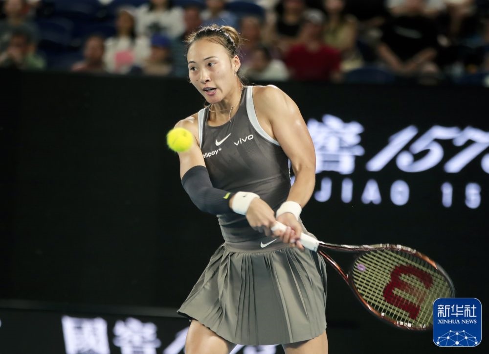 ↑鄭欽文在比賽中回球。新華社記者 馬平 攝