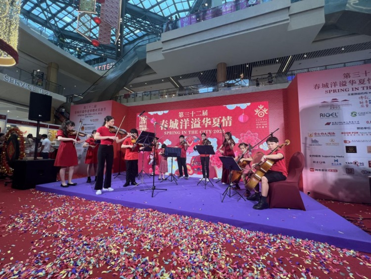 來自中國和新加坡的藝術(shù)團(tuán)體聯(lián)袂表演了歌舞、器樂、武術(shù)、雜技等多種形式的文藝節(jié)目?；顒又鬓k方供圖