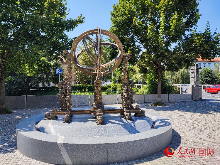 位于盧布爾雅那古城中心河畔的中斯友好紀念碑。人民網記者 謝亞宏攝