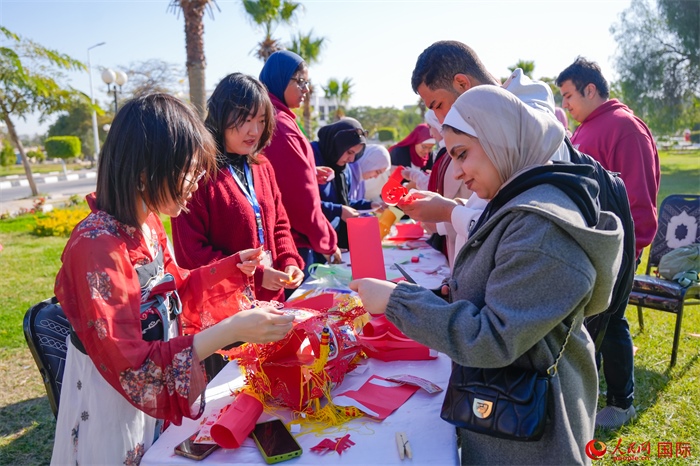學(xué)生們踴躍參與中國文化體驗(yàn)活動。人民網(wǎng) 塔里克·易卜拉欣攝