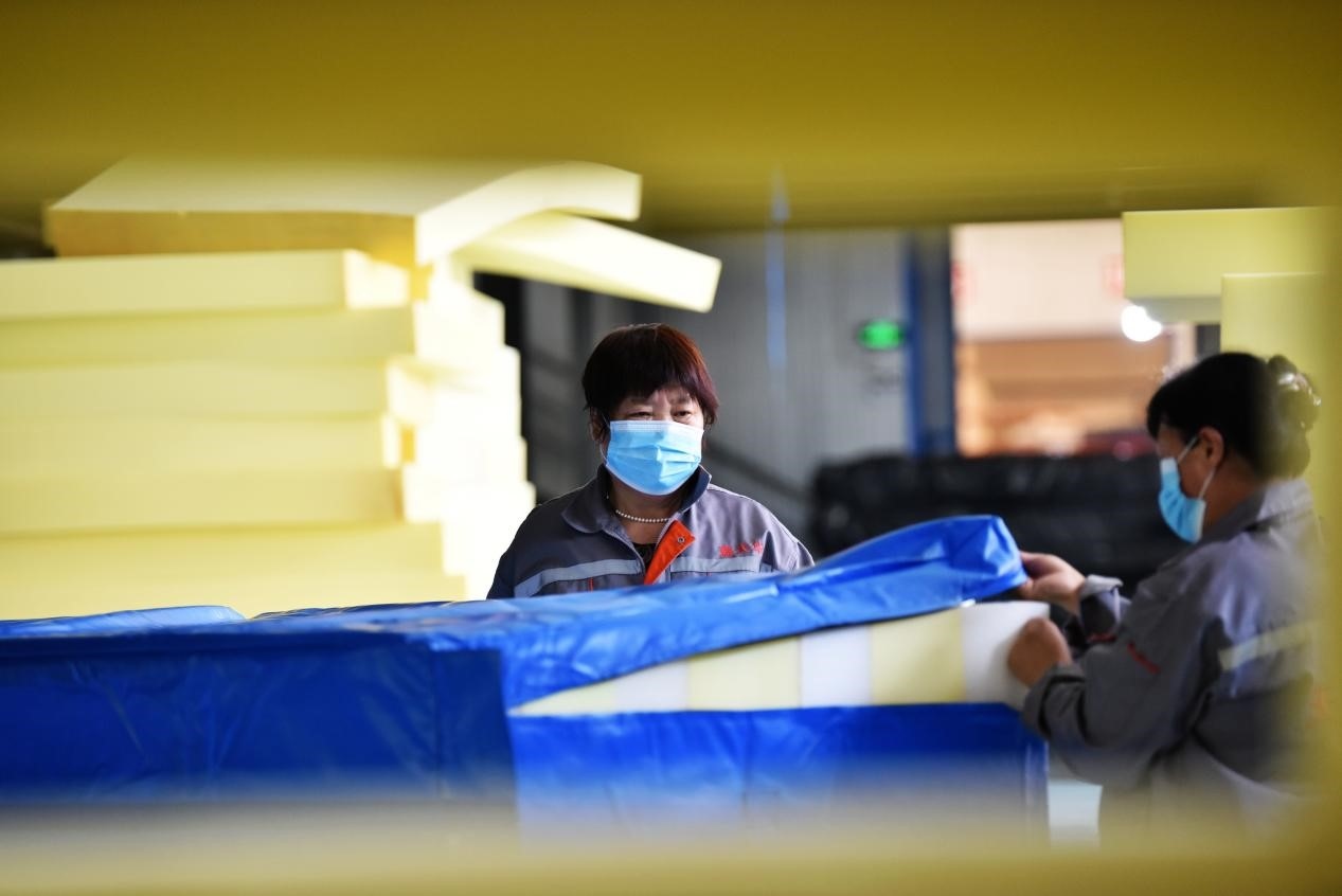 定州市某公司生產(chǎn)的短道速滑防護(hù)墊、速度滑冰防護(hù)墊、雪上防護(hù)墊等產(chǎn)品。白永民攝