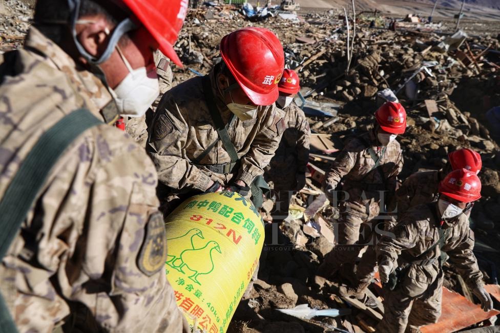 1月10日，定日縣長所鄉(xiāng)古榮村，武警官兵幫助受災(zāi)群眾整理廢墟，搶救被掩埋的物資。環(huán)球時(shí)報(bào)記者崔萌攝