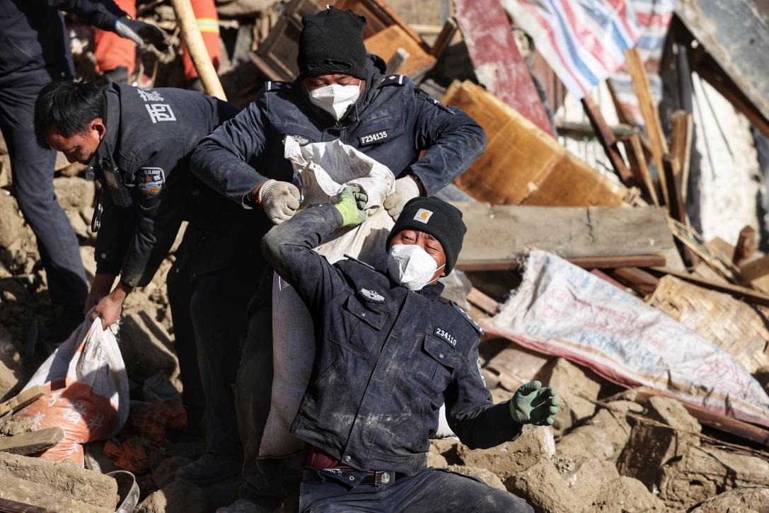 1月9日，定日縣長所鄉(xiāng)古榮村，日喀則市公安局民警協(xié)助受災(zāi)群眾清理廢墟。 環(huán)球時(shí)報(bào)記者 崔萌攝